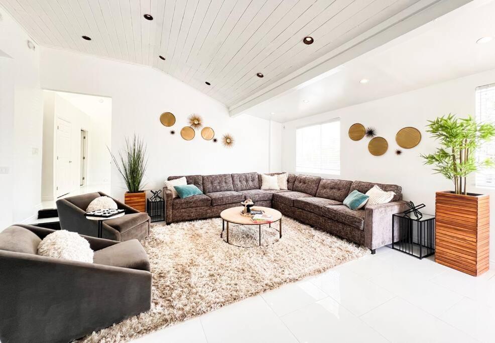 Luxury Oasis In Encino W Pool & Holiday home