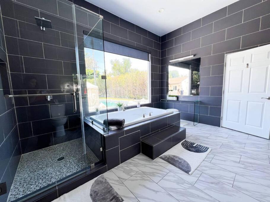 Luxury Oasis In Encino W Pool &