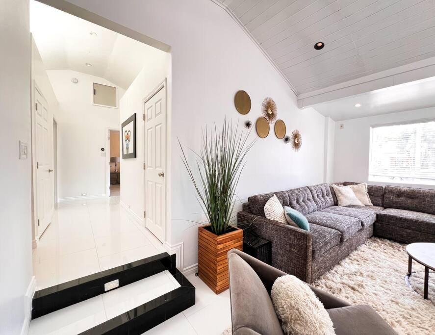 Luxury Oasis In Encino W Pool &