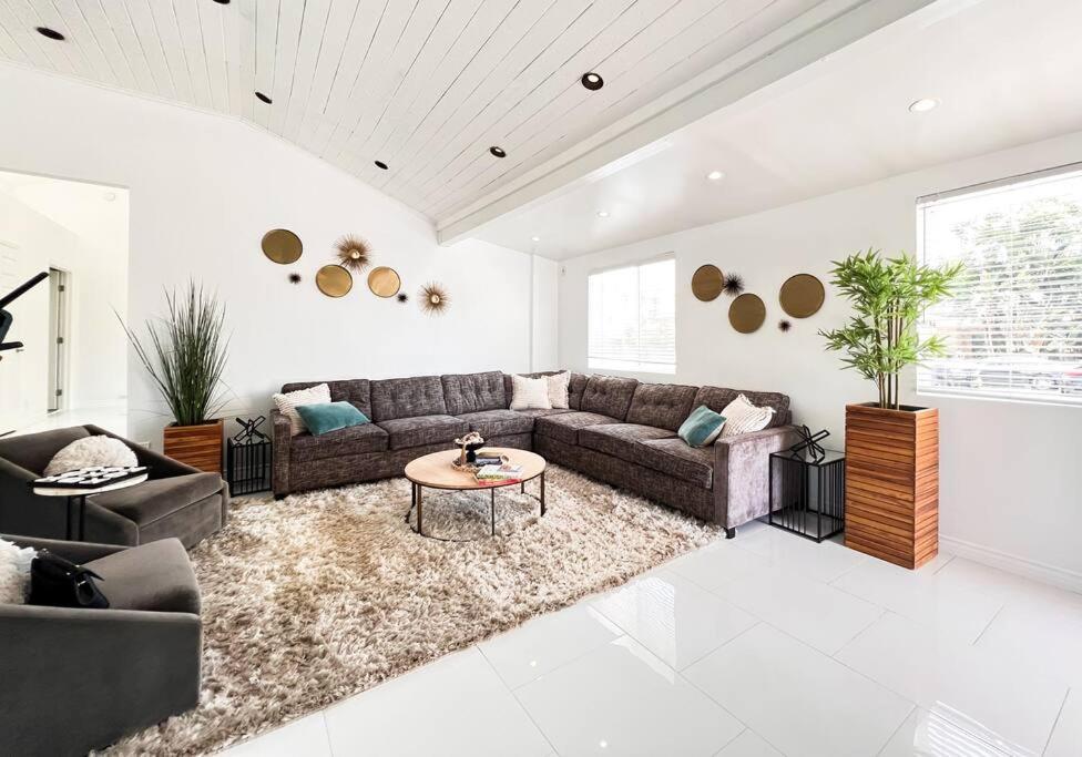 Luxury Oasis In Encino W Pool &