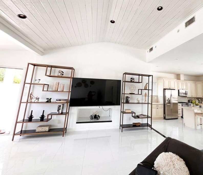 Luxury Oasis In Encino W Pool & Сasa de vacaciones